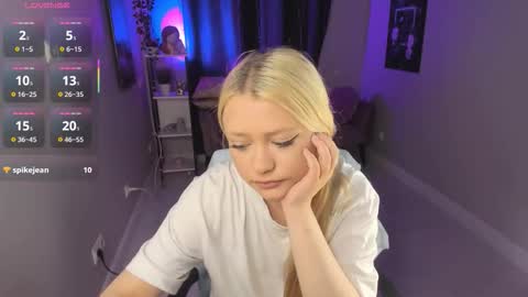 Snapshot of millie_vanillie chatting on 10.08.25 Millie online show from 10.08.25