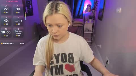 Snapshot of millie_vanillie chatting on 10.09.25 Millie online show from 10.09.25