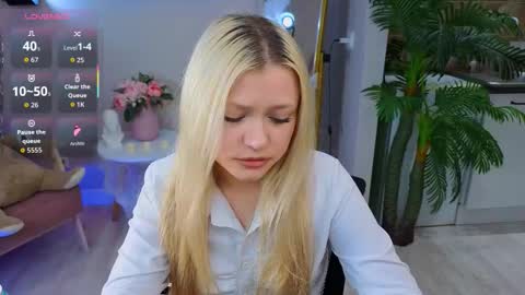 Snapshot of millie_vanillie chatting on 10.24.25 Millie online show from 10.24.25
