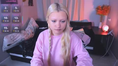 Snapshot of millie_vanillie chatting on 11.27.25 Millie online show from 11.27.25