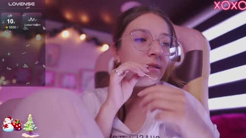 Snapshot of milly_kenner chatting on 12.20.24 MILLY online show from 12.20.24