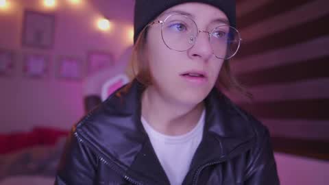 Snapshot of milly_kenner chatting on 03.09.25 MILLY online show from 03.09.25