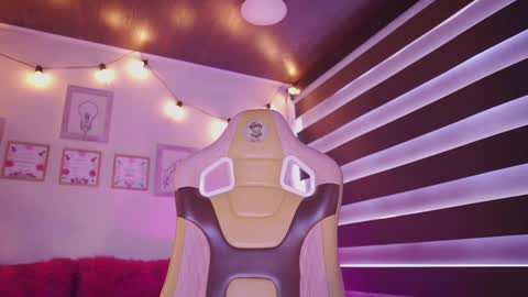 Snapshot of milly_kenner chatting on 09.26.25 MILLY online show from 09.26.25