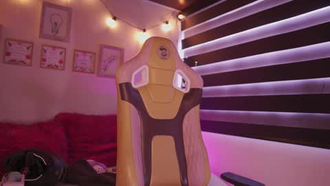 Snapshot of milly_kenner chatting on 12.01.25 MILLY online show from 12.01.25