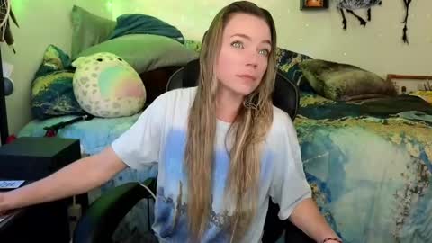 Snapshot of mindymars chatting on 02.24.25 Mindy Mars online show from 02.24.25