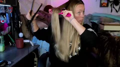 Snapshot of mindymars chatting on 10.08.25 Mindy Mars online show from 10.08.25