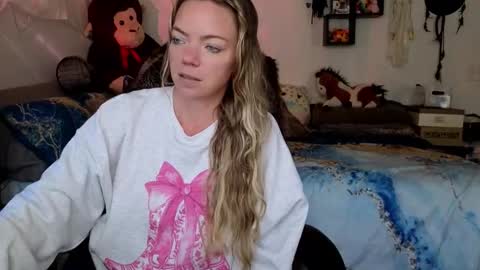 Snapshot of mindymars chatting on 11.10.25 Mindy Mars online show from 11.10.25