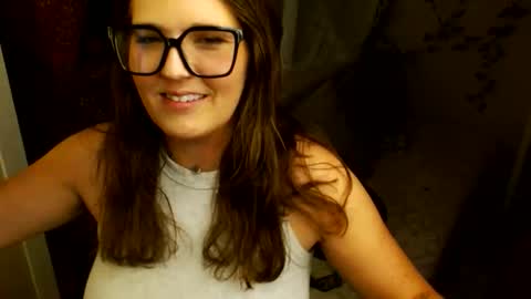 Snapshot of mindymounds chatting on 04.14.26 Mindy online show from 04.14.26