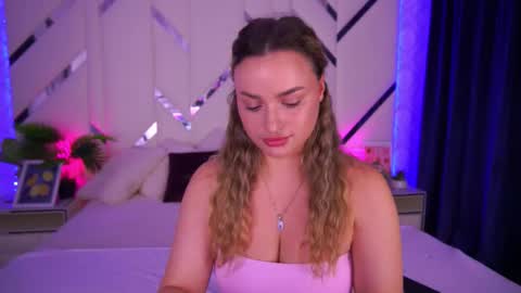 Snapshot of minifox_ chatting on 10.07.25 minifox_ online show from 10.07.25