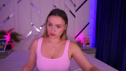 Snapshot of minifox_ chatting on 10.14.25 minifox_ online show from 10.14.25