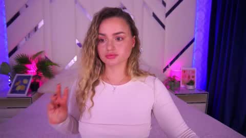 Snapshot of minifox_ chatting on 10.15.25 minifox_ online show from 10.15.25