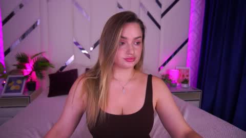 Snapshot of minifox_ chatting on 10.17.25 minifox_ online show from 10.17.25