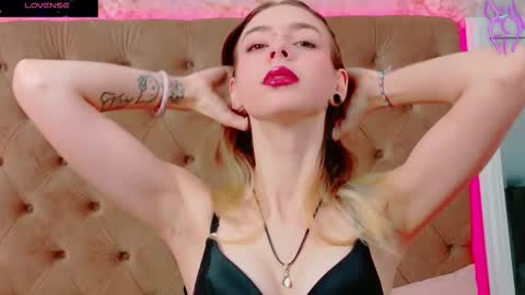 mira_lynxx online show from 10.31.25