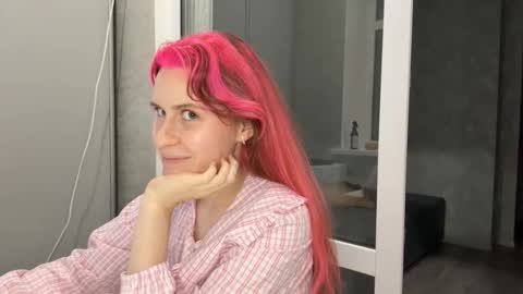 Snapshot of mishahartwigsen chatting on 09.18.25 Molly online show from 09.18.25