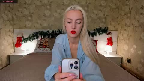Snapshot of mishapallmer chatting on 12.19.25 mishapallmer online show from 12.19.25