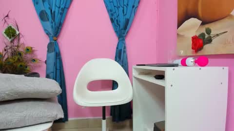 Snapshot of miss_flora chatting on 12.18.24 Monica Patricia online show from 12.18.24