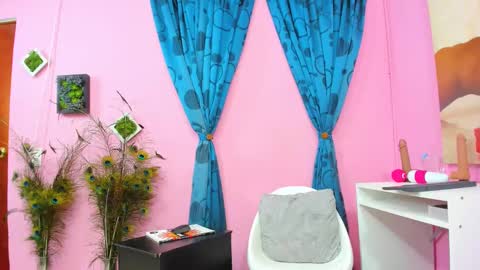 Snapshot of miss_flora chatting on 02.08.25 Monica Patricia online show from 02.08.25