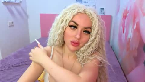 Snapshot of miss_kiten chatting on 09.08.25 miss_kiten online show from 09.08.25