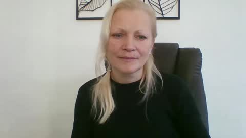 miss_natalix online show from 10.25.25