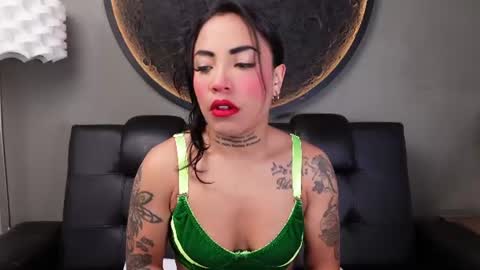 Snapshot of miss_vaiolette chatting on 06.22.26 Vaiolette online show from 06.22.26
