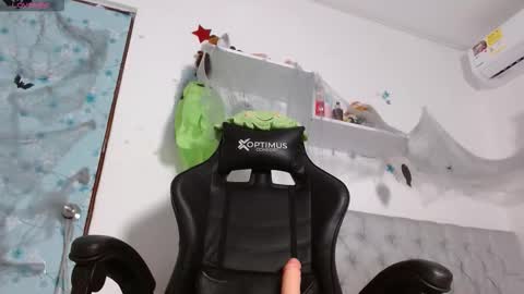 Snapshot of miss_valery2 chatting on 10.31.25 hanna online show from 10.31.25