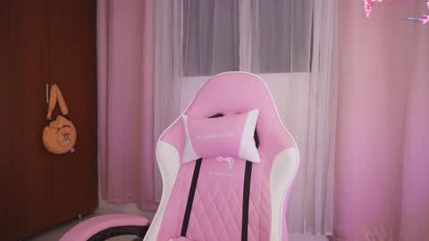 Snapshot of missara_ chatting on 12.16.25 missara_ online show from 12.16.25