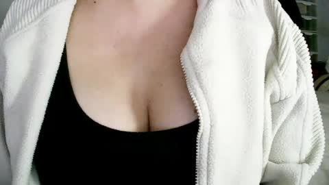 Snapshot of missbiny chatting on 06.19.26 Avamlash online show from 06.19.26