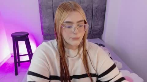 Snapshot of missevans_ chatting on 12.21.25 missevans_ online show from 12.21.25