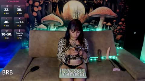 Snapshot of missfungi chatting on 10.01.25 Luna online show from 10.01.25