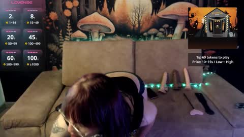 Snapshot of missfungi chatting on 10.10.25 Luna online show from 10.10.25