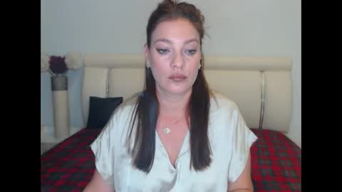 Snapshot of misskhloe chatting on 09.28.25 Khloe online show from 09.28.25