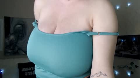 Snapshot of missmelons_ chatting on 02.10.25 Li  online show from 02.10.25