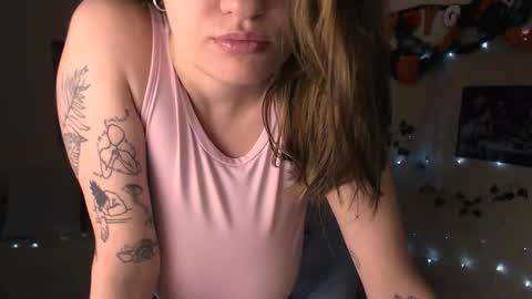 Snapshot of missmelons_ chatting on 10.18.25 Li  online show from 10.18.25