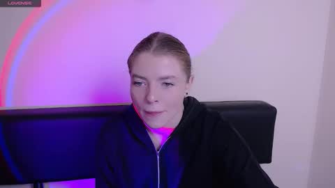 Snapshot of missoliviaa_ chatting on 10.27.25 Olivia online show from 10.27.25