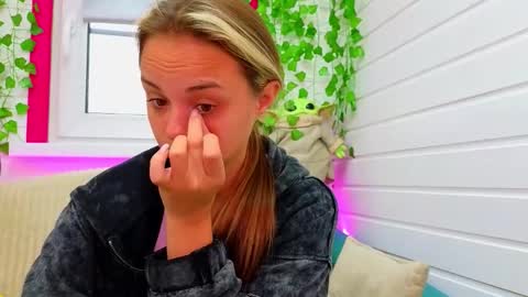 Snapshot of misss_viki chatting on 09.21.25 . online show from 09.21.25