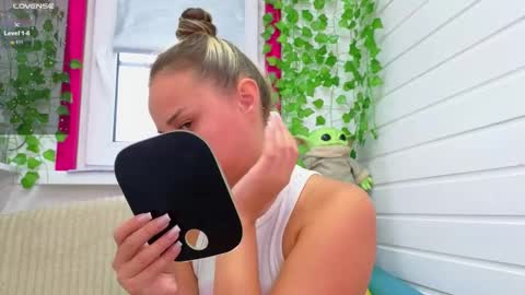 Snapshot of misss_viki chatting on 09.25.25 . online show from 09.25.25