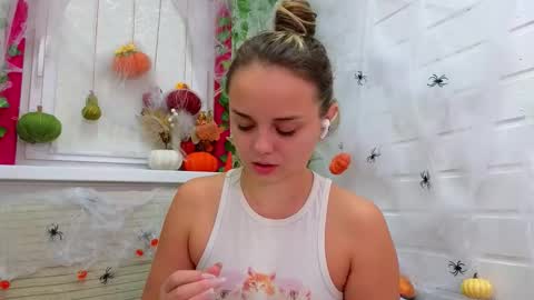 Snapshot of misss_viki chatting on 10.31.25 . online show from 10.31.25