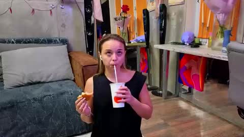 Snapshot of misss_viki chatting on 11.17.25 . online show from 11.17.25