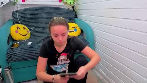 Snapshot of misss_viki chatting on 11.21.25 . online show from 11.21.25