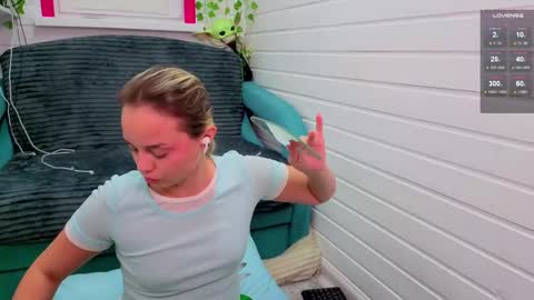 Snapshot of misss_viki chatting on 11.24.25 . online show from 11.24.25