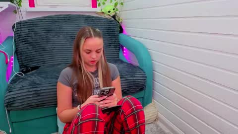 Snapshot of misss_viki chatting on 11.25.25 . online show from 11.25.25