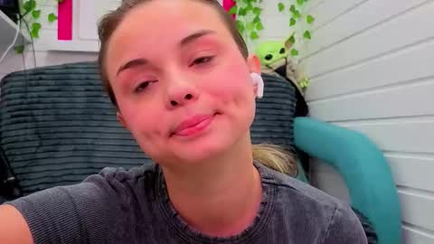 Snapshot of misss_viki chatting on 11.28.25 . online show from 11.28.25