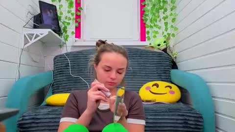 Snapshot of misss_viki chatting on 12.01.25 . online show from 12.01.25