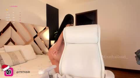 Snapshot of missthailand_ chatting on 12.15.25 Fernanda Davila online show from 12.15.25