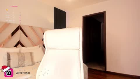 Snapshot of missthailand_ chatting on 12.22.25 Fernanda Davila online show from 12.22.25