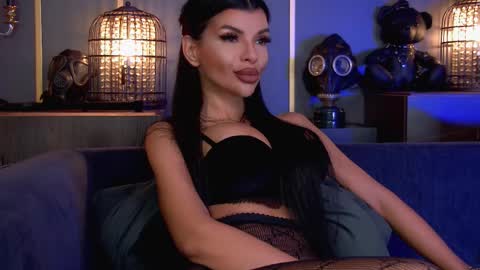Elenia online show from 10.20.25