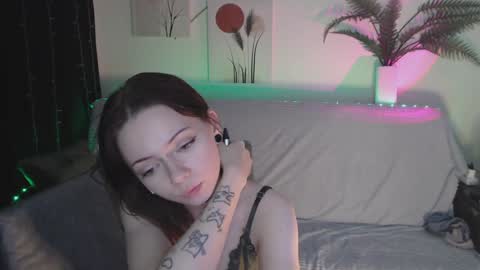 Snapshot of miuri_miy chatting on 02.05.25 Yuka online show from 02.05.25