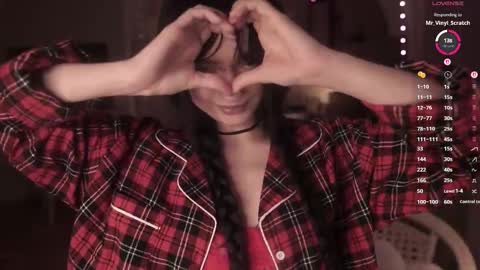 Snapshot of miuri_miy chatting on 12.05.25 Yuka online show from 12.05.25