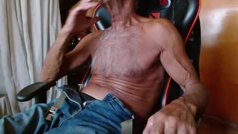 Snapshot of mjmadurengue chatting on 12.15.25 Mario jose online show from 12.15.25