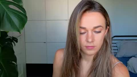 mmminnie online show from 10.21.25